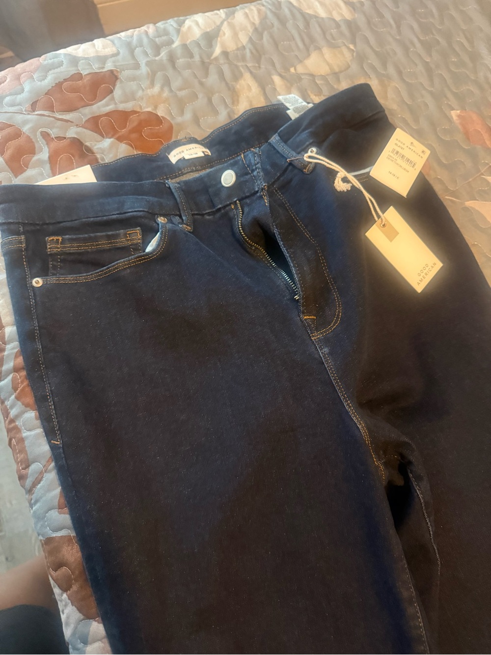 (2 for 1) Good American High-Rise Dark Blue Jeans (14-18)/ White Tank (5xl)